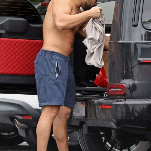 T-paita vaihtui parkkipaikalla ohikulkijoiden katseista huolimatta. T-paita vaihtui parkkipaikalla ohikulkijoiden katseista huolimatta.