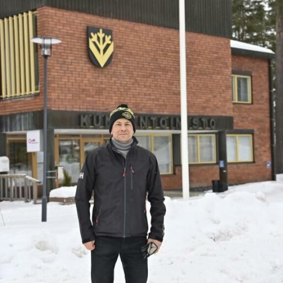 Kunnanjohtaja Mika Suomalainen sanoo, ettei Vieremän identiteettiin yksinkertaisesti kuulu luovuttaminen. Kunnanjohtaja Mika Suomalainen kertoo vieremäläisten sisukkaasta asenteesta.