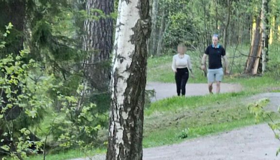 Seiskan lukija ikuisti Jari-Matin ja mysteerinaisen keväällä Munkkiniemessä.