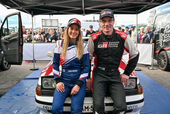Janni Hussi nuotitti Jari-Matti Latvalaa Lahti Historic Rallyssa.