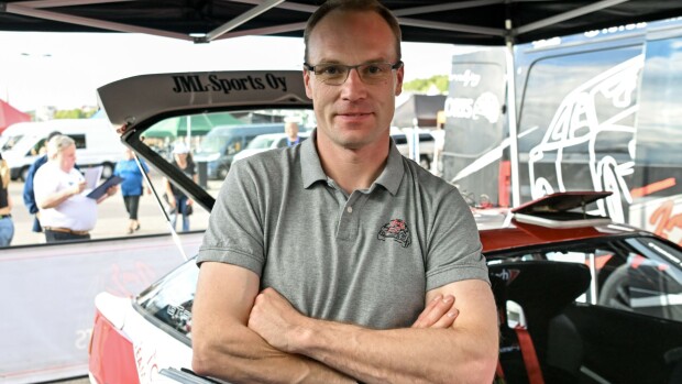 Jari-Matti Latvala viihtyi kaunottaren kanssa – ”Olen mieltynyt tummahiuksisiin tyttöihin”