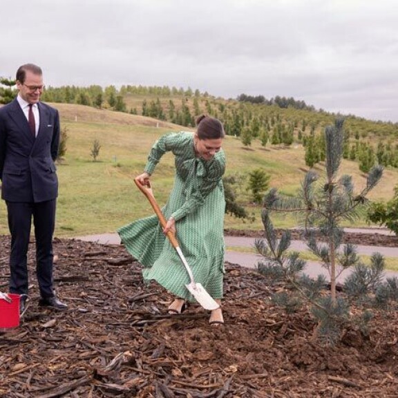 Victoria istutti puita Canberrassa. Prinsessa oli pukeutunut tanskalaisen Dea Kudibalin vihreään leninkiin. Victoria istutti puita Canberrassa. Prinsessa oli pukeutunut tanskalaisen Dea Kudibalin vihreään leninkiin.