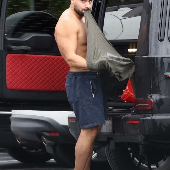 Miehen katse osui lopulta myös paparazzien kameroihin. Miehen katse osui lopulta myös paparazzien kameroihin.