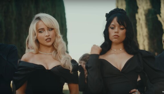 Verta ja suolenpätkiä – huomasitko nämä kauhuelokuvaviittaukset Sabrina Carpenterin musiiikkivideolla?