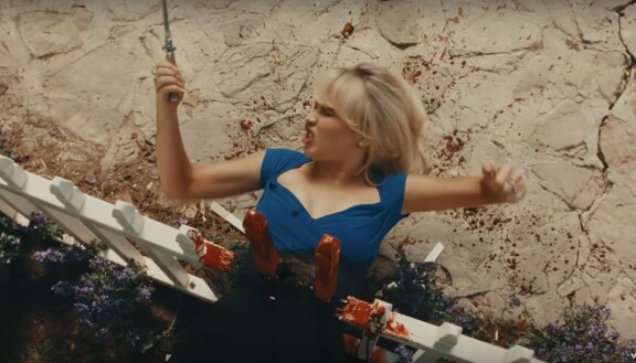 Verta ja suolenpätkiä – huomasitko nämä kauhuelokuvaviittaukset Sabrina Carpenterin musiiikkivideolla?