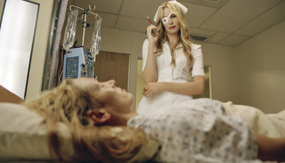 Elle Driver (Daryl Hannah) aikoo murhata myrkkyruiskeella Morsiamen (Uma Thurman).