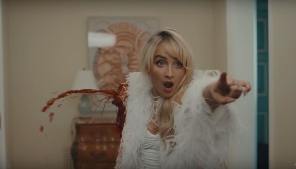 Verta ja suolenpätkiä – huomasitko nämä kauhuelokuvaviittaukset Sabrina Carpenterin musiiikkivideolla?