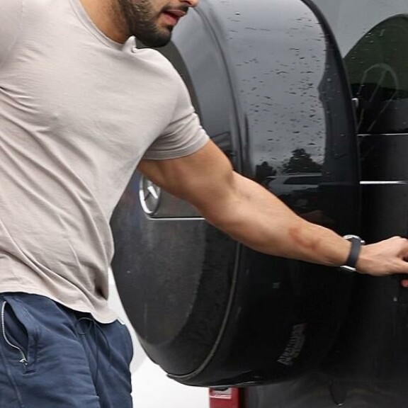 Avatessaan autonsa ovea Samin käsivarresta paljastui erikoisen muotoinen ruhje. Avatessaan autonsa ovea Samin käsivarresta paljastui erikoisen muotoinen ruhje.