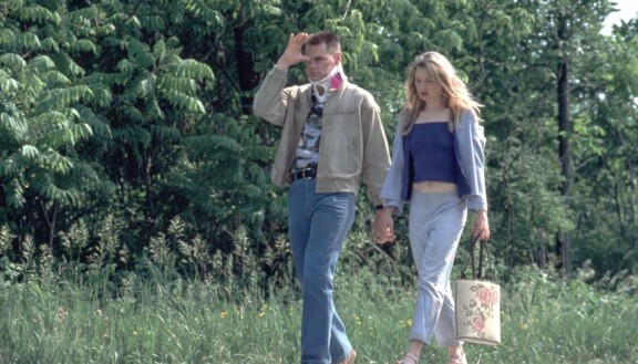 Charlien (Jim Carrey) molemmat persoonallisuudet, kiltti Charlie ja härski Hank rakastuvat Ireneen (Renée Zellweger).