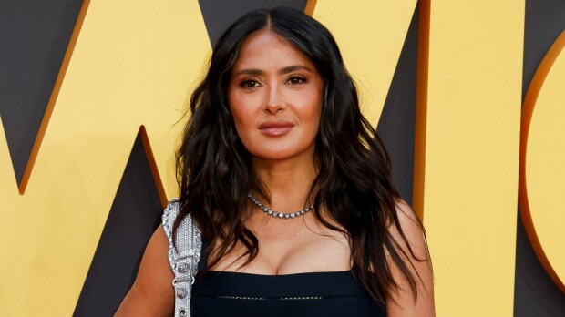 Salma Hayek ,57, esittelee tulikuumaa bikinityyliään – ei peittele harmaantuvia hiuksiaan!