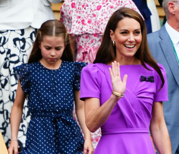 Heinäkuussa prinsessa osallistui Wimbledonin tennisturnaukseen. Taustalla tytär Charlotte.