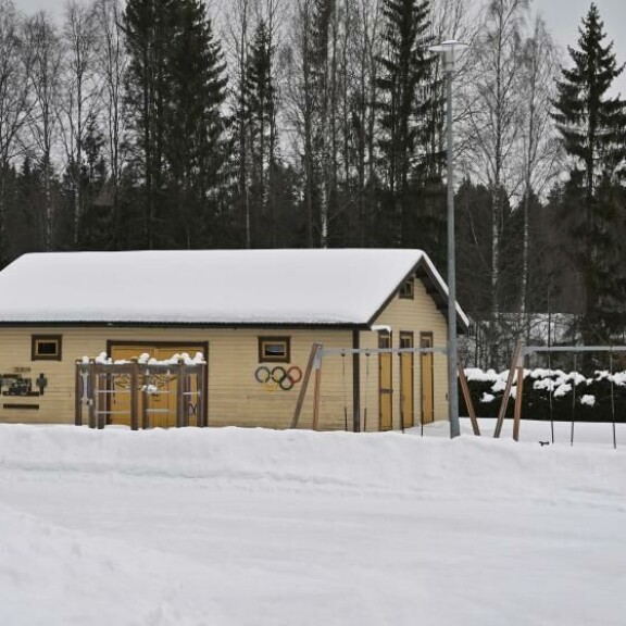 Sivurakennuksen olympiarenkaat muistuttavat koulun mestareista. Sivurakennuksen olympiarenkaat muistuttavat koulun mestareista.