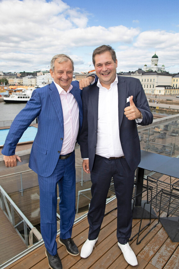 Hjallis veti velkomus-haasteen pois käräjiltä vain vähän ennen kuin oikeudenkäynnin piti alkaa. Käräjätuomari vahvisti sovinnon 22. elokuuta.