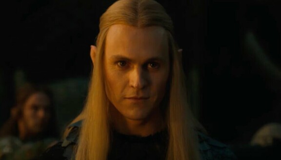Mahtisormukset-sarja alkoi Prime Video -palvelussa syyskuussa 2022. Kuvassa Sauron (Charlie Vickers).