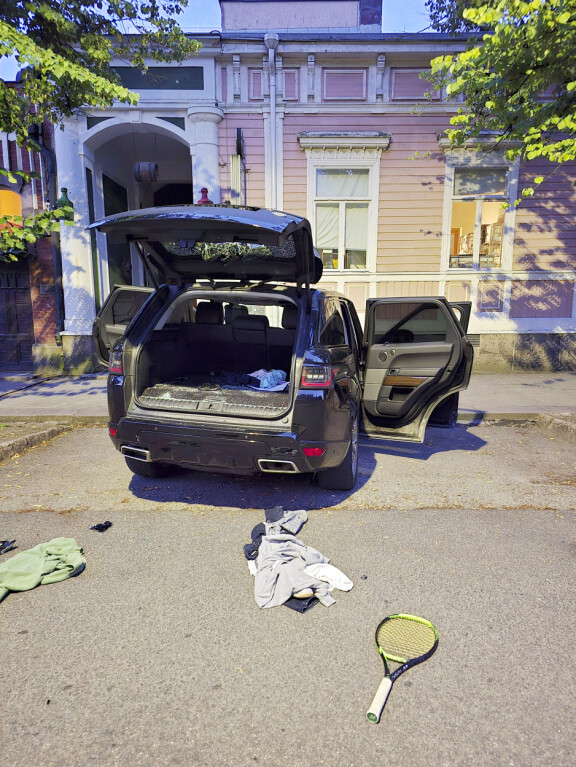 Stefu pisti pari viikkoa sitten Hangossa ystävänsä auton remonttiin. Välit vanhaan ystävään katkesivat.
