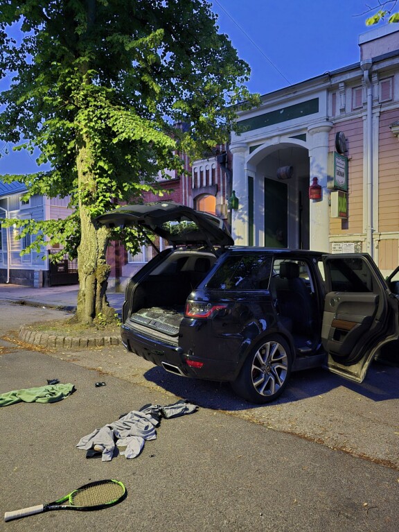 Stefu pisti kaverinsa ökyauton remonttiin muutamaa päivää ennen turpakeikkaa.