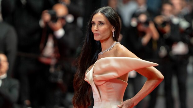 Demi Moore, 61, poikkeuksellisen rohkeissa kuvissa – somekansa ylistää