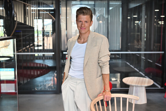 Joonas poseerasi kuvaajalle mallin elkein.