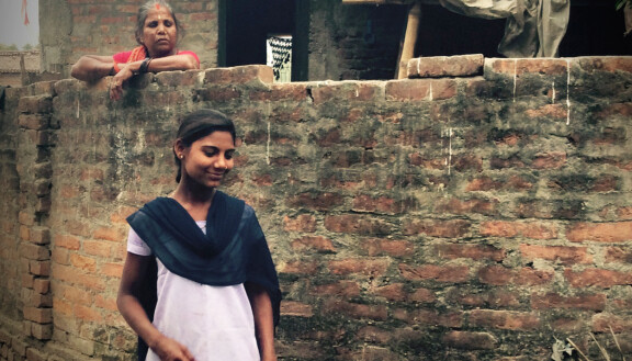 Isoäiti opettaa kotitöitä Rekhalle. Dokumenttiprojekti: Nepalin morsian
