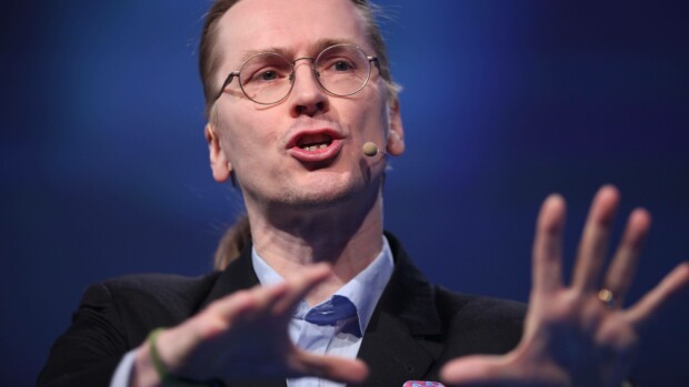Kappas! IT-guru Mikko Hyppönen hämmästytti Helsinki-Vantaalla – ”Melkoisen paksu setelinippu”