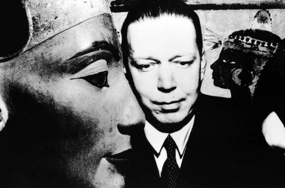 Sinuhe egyptiläinen on Mika Waltarin tunnetuin teos. Näytelmistä suosituimmat ovat Omena putoaa ja Gabriel, tule takaisin.