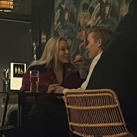 Erna nautti kuohuvasta, ja Jaakko tilasi itselleen oluen. Erna Husko ja jaakko