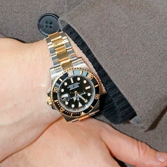 Vilin rannetta koristaa noin 14 000 euron arvoinen Rolex Submariner. Vilin rannetta koristaa noin 14 000 euron arvoinen Rolex Submariner.