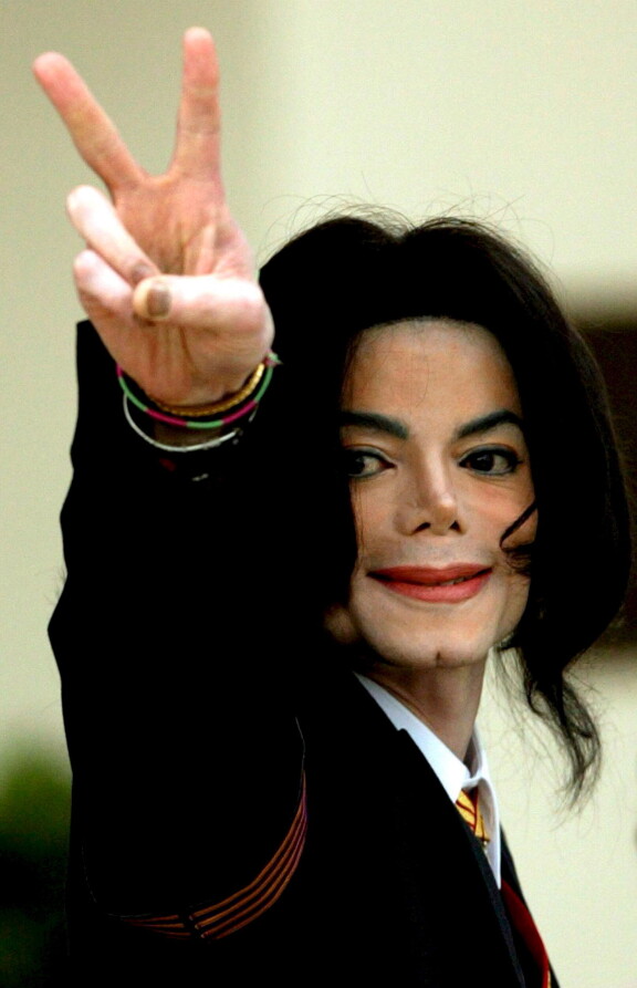 Michael Jackson huomioi faninsa saapuessaan oikeuteen vuonna 2005.
