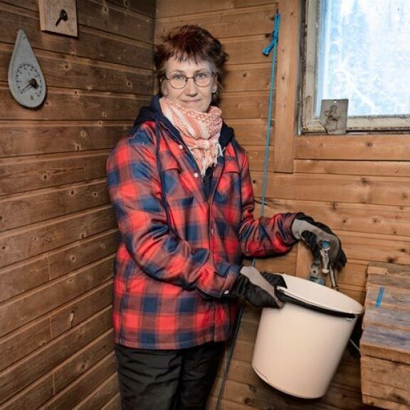 Martta on tähän asti peseytynyt sadevedellä ja sulatetulla lumella. – Nyt saan saunalle pesuveden hanasta, hän iloitsee Seiskan tilattua putkimieheltä korjausapua. Martta on tähän asti peseytynyt sadevedellä ja sulatetulla lumella. – Nyt saan saunalle pesuveden hanasta, hän iloitsee Seiskan tilattua putkimieheltä korjausapua.