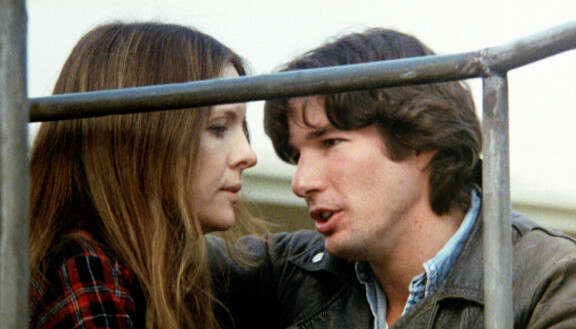Diane Keaton näyttelee Theresa Dunnia, nuorta opettajaa, joka iskee baarista väkivaltaisia miehiä. Richard Gere on Tony, italianamerikkalainen mies, johon Theresa rakastuu.