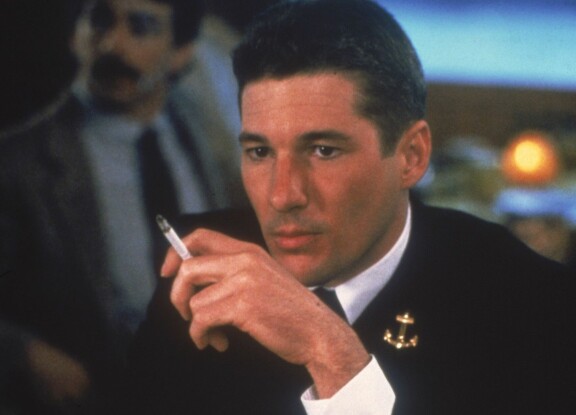 Elokuvassa Upseeri ja herrasmies (1982) Zack Mayo (Richard Gere) rakastuu tehdastyöntekijä Paulaan (Debra Winger).