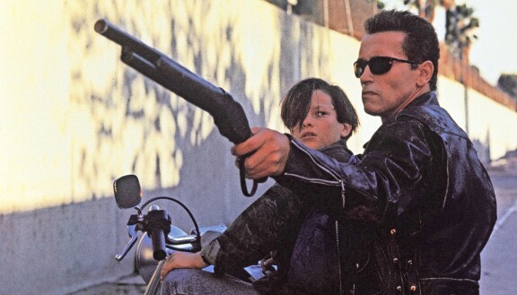 Schwarzenegger ja Edward Furlong elokuvassa Terminator 2 – Tuomion päivä.