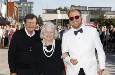 Kansalaiset nauroivat katketakseen! Heikki Kinnunen hauskuutti Hyvinkäällä – myös Anja Pohjolalle komea kunnianosoitus