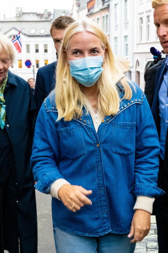 Mette-Marit saapui juhliin arkisen rennoissa vaatteissa.