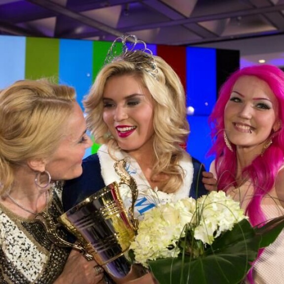 Bea Toivonen valittiin Vuoden 2014 Miss Suomeksi. Onnittelemassa äiti Marja Toivonen (vas.) ja sisar Anna-Sofia Toivonen (oik.). Bea Toivonen