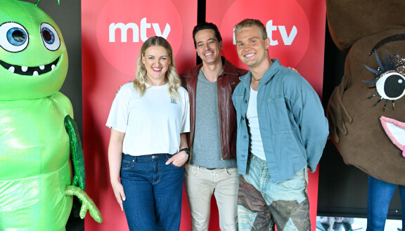Ile Uusivuori (keskellä) yhdessä ohjelman etsivien, Jenni Poikeluksen (vas.) ja Benjamin Peltosen kanssa.