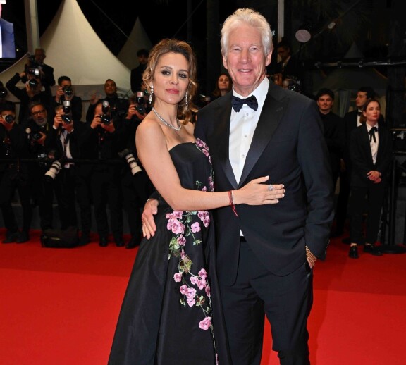 Richard Gere nykyisen vaimonsa, Alejandra Silvan kanssa Cannesin elokuvajuhlilla toukokuussa 2024.