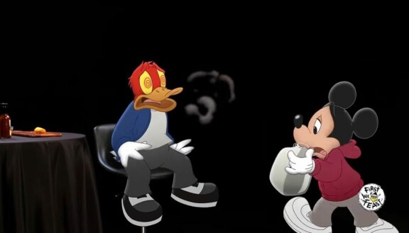 Aku (äänenä Tony Anselmo) joutuu turvautumaan Mikin (äänenä Brett Iwan) apuun, kun tuliset kukkakaalinugetit käyvät hänen hermoilleen.