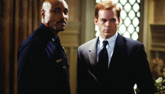 David Fisher (oikealla, Michael C. Hall) tapasi Keith Charlesin (Mathew St. Patrick) homoystävällisessä kirkossa.