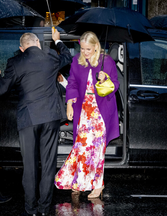 Sateinen sää ei vähentänyt kruununprinsessan asun kesäisyyttä.