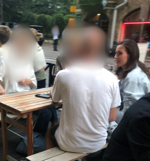 Tuntematon mies viihdytti Sannaa terassilla.