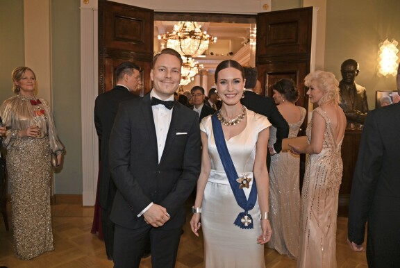 Kirjan mukaan Sanna Marinin ex-puolisoa Markus Räikköstä kutsutaan perheen kesken Makeksi. Pariskunta tapasi 18-vuotiaina Tampereella Emma-ravintolassa ja antoi vuonna 2018 syntyneelle tyttärelleen nimeksi Emma. Pariskunta erosi keväällä 2023.