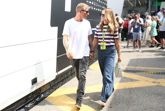 Kimi ja Minttu pukeutuivat rennosti ja tyylikkäästi F1-menoihin.