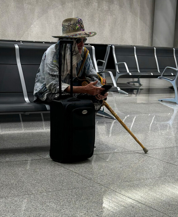 Andy McCoy odotti lennolle pääsyä, mutta koneeseen hän ei päässyt turvallisuussyistä.
