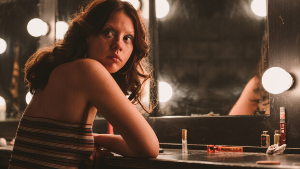 Entinen teinimalli Mia Goth on kauhun uusi kuningatar – aloitti elokuvauransa pissaamalla toisen näyttelijän päälle