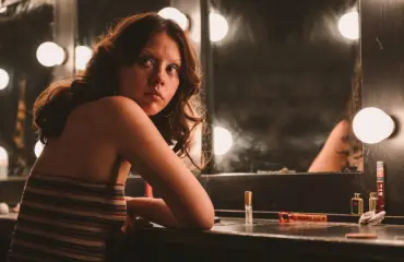 Entinen teinimalli Mia Goth on kauhun uusi kuningatar – aloitti elokuvauransa pissaamalla toisen näyttelijän päälle