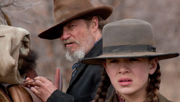 Jeff Bridges ja Hailee Steinfeld elokuvassa Kova kuin kivi.