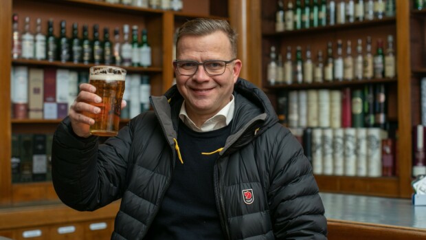 Pääministerille maistuu! Kuvat: Petteri Orpo kaljalla Kuopiossa