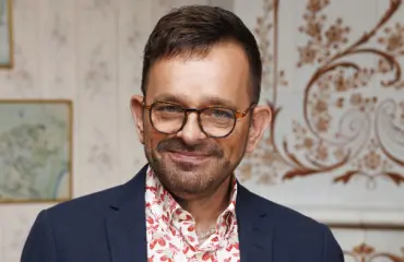 Seksuaaliterapeutti Tapani Alanen opastaa, miten Ensitreffit alttarilla -avioparit saavat kipinän välillään syttymään