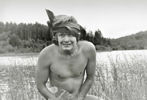Heikki Kinnunen vuoden 1971 komediaelokuvassa Aatamin puvussa... Ja vähän Eevankin.